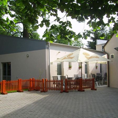 Penzion a CaféRestaurant U lávky Chrudim Esterno foto