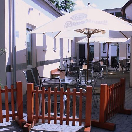 Penzion a CaféRestaurant U lávky Chrudim Esterno foto