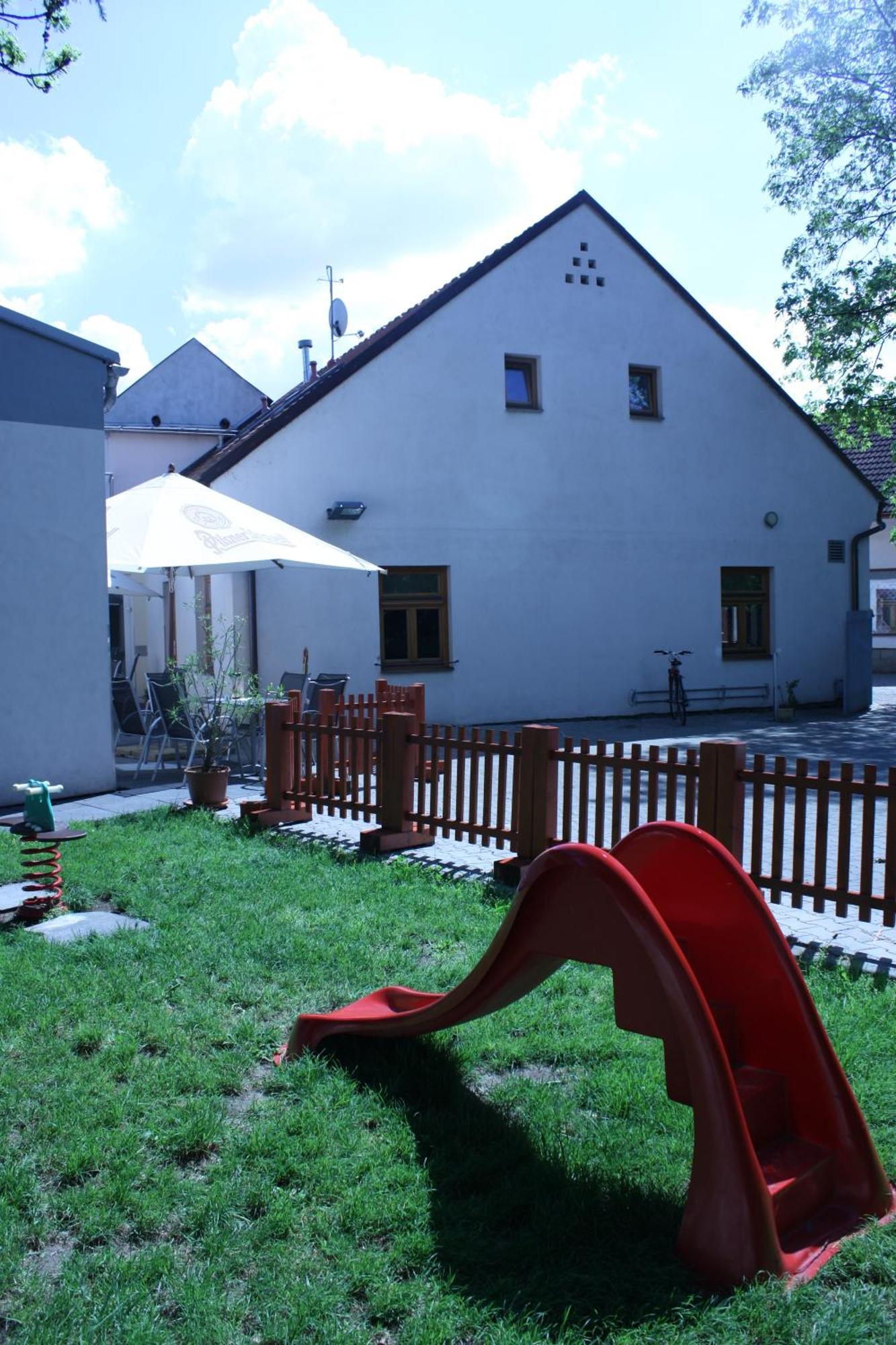 Penzion a CaféRestaurant U lávky Chrudim Esterno foto