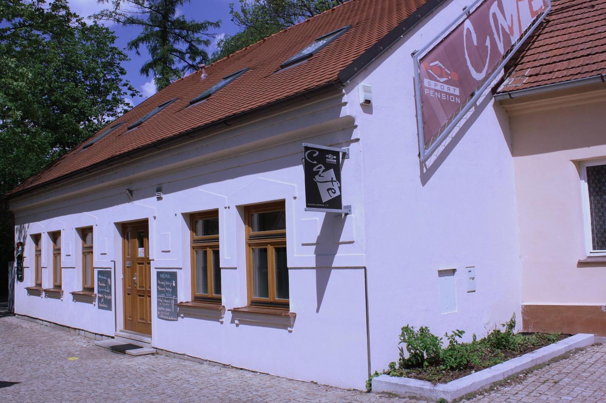 Penzion a CaféRestaurant U lávky Chrudim Esterno foto