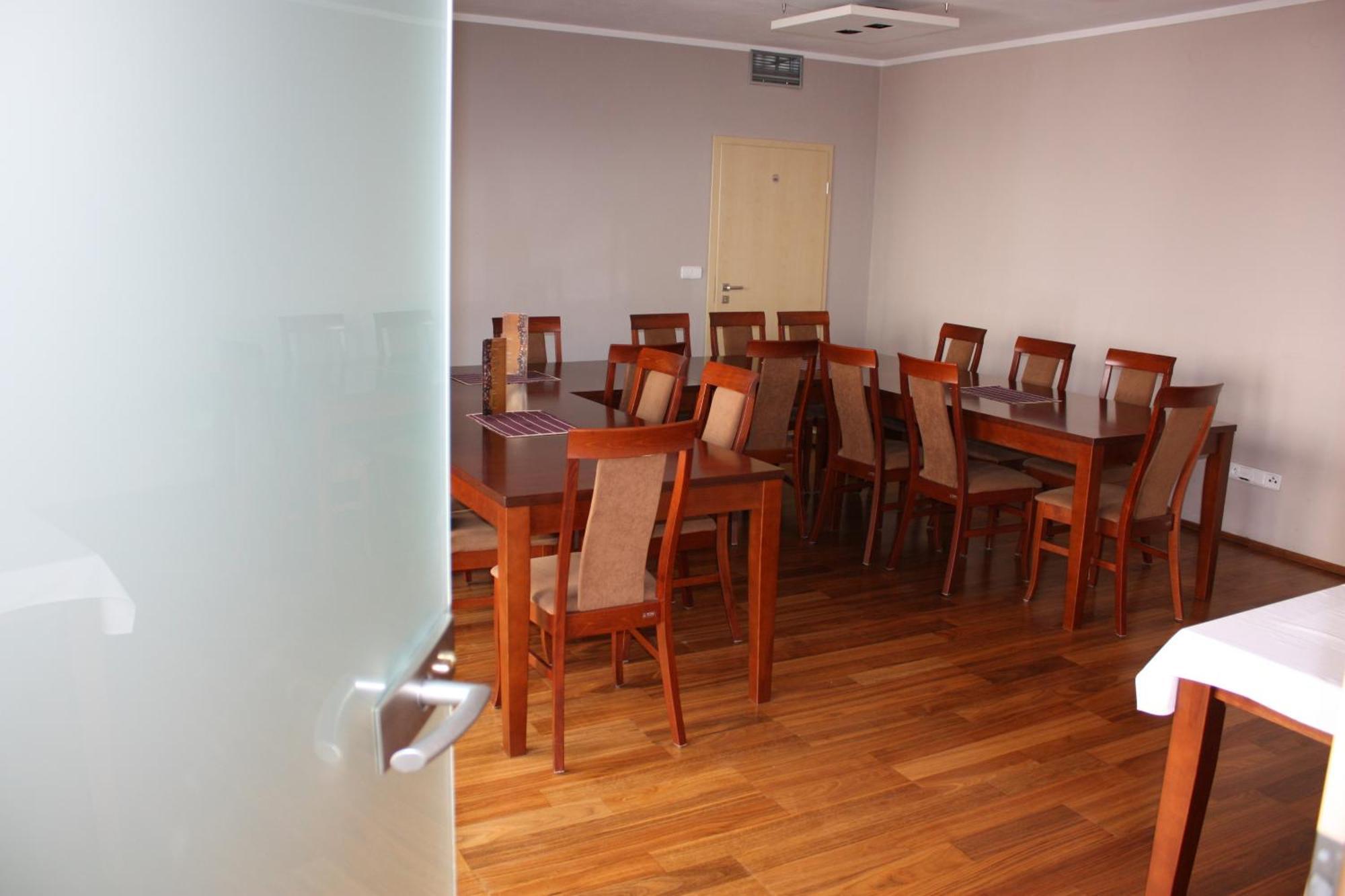 Penzion a CaféRestaurant U lávky Chrudim Esterno foto