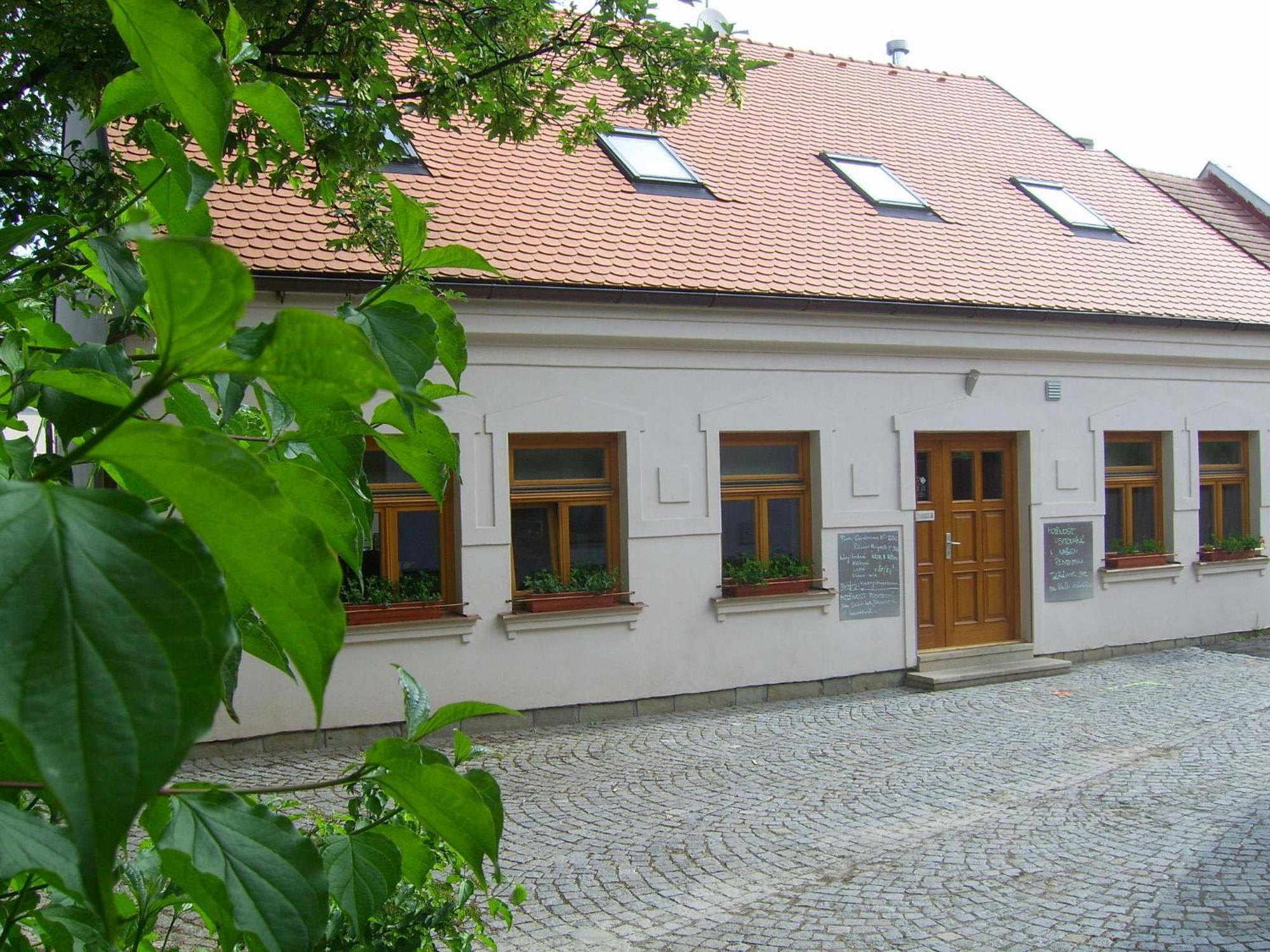 Penzion a CaféRestaurant U lávky Chrudim Esterno foto