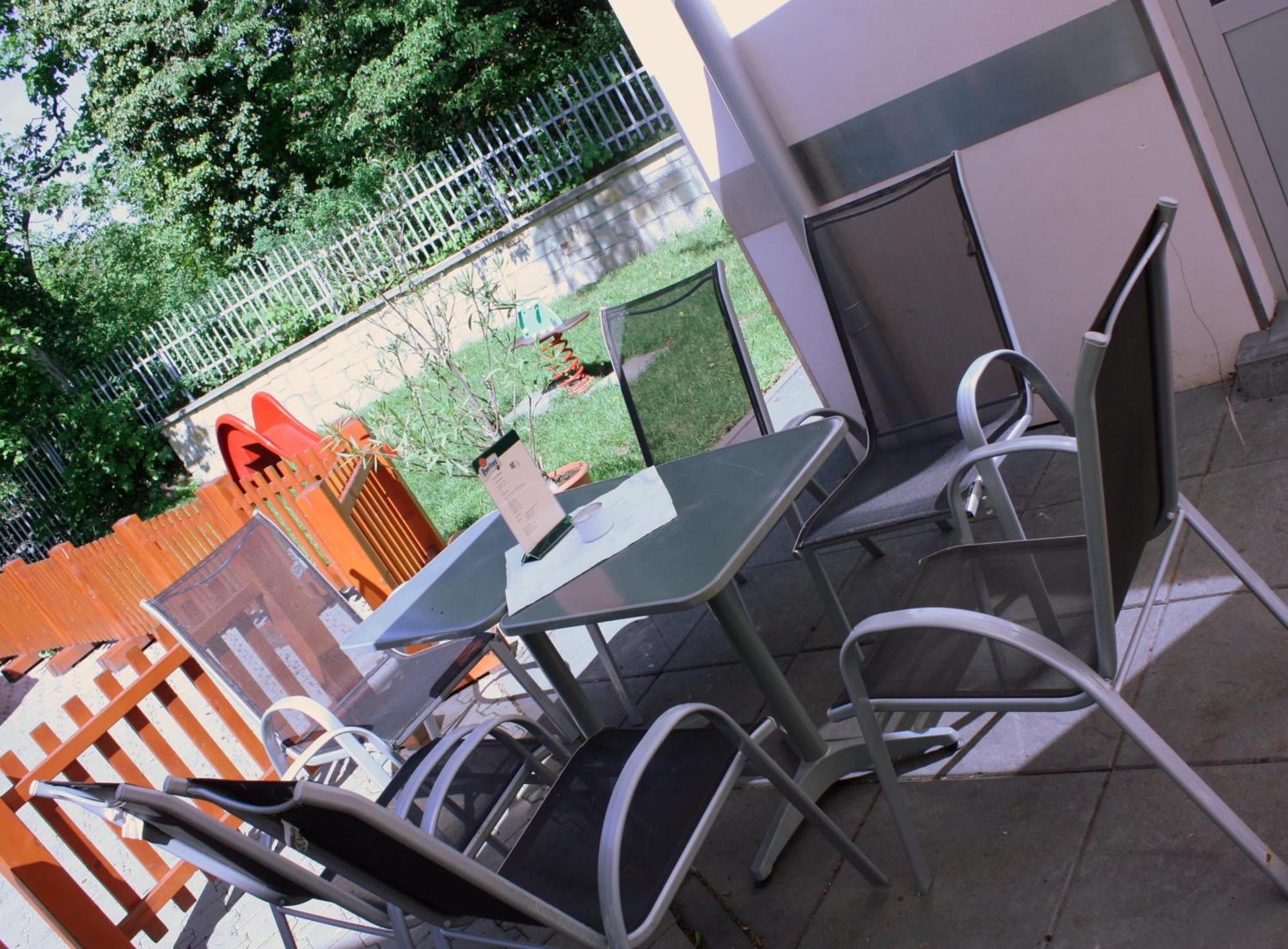 Penzion a CaféRestaurant U lávky Chrudim Esterno foto
